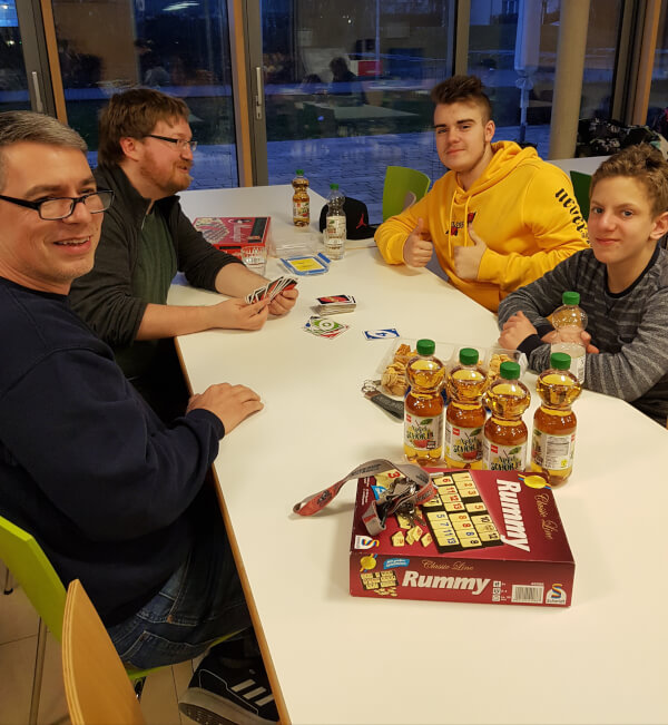 Spieleabend Jungen mit Lehrer