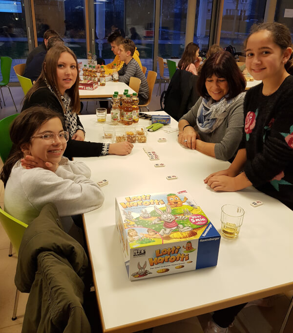 Spieleabend Mädchen mit Lehrer